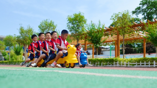 2022年5月31日河北省邢台市南康庄小学的孩子们在体验模拟龙舟赛_proc.jpg