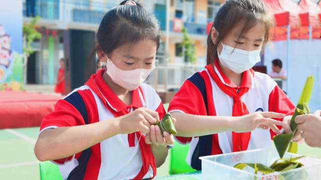 2022年5月31日河北省邢台市南康庄小学的孩子们在学习包粽子_proc.jpg